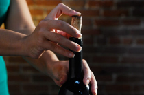 红酒没有开瓶器怎么开(开红酒小窍门)