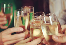 喝醉酒了怎么缓解难受(晚上喝醉酒了怎么缓解呕吐难受)