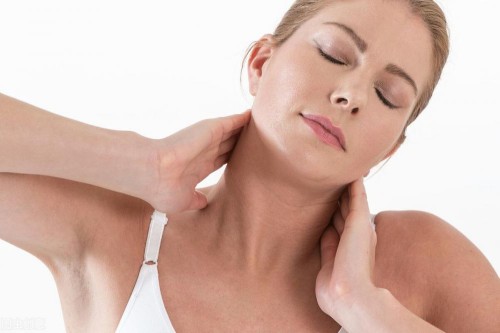 脖子上长个疙瘩是怎么回事（脖子长出小肉粒的5个原因）