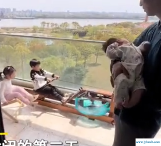 上海一家庭在阳台划船露营野餐，亲子露营你羡慕了吗？