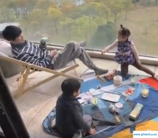 上海一家庭在阳台划船露营野餐，亲子露营你羡慕了吗？