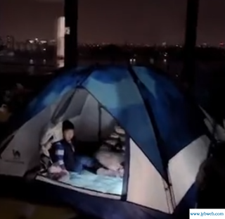 上海一家庭在阳台划船露营野餐，亲子露营你羡慕了吗？