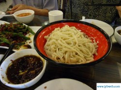 梦见吃面条(梦见吃面条很难吃是什么预兆)