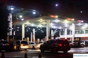 这是做梦吗：油价即将迎来今年首次大幅降价（本周五油价或迎今年首次大幅下调，网友:已经麻木了）