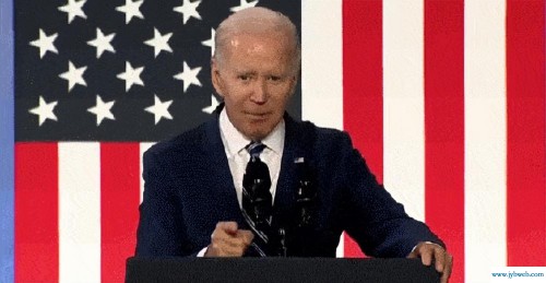 和空气握手？拜登演讲结束后举止怪异，似在做梦（美媒:演讲结束后,拜登对着空气握手）