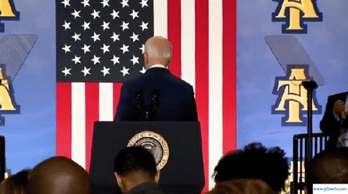 和空气握手？拜登演讲结束后举止怪异，似在做梦（美媒:演讲结束后,拜登对着空气握手）