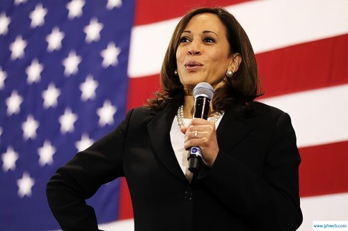 和空气握手？拜登演讲结束后举止怪异，似在做梦（美媒:演讲结束后,拜登对着空气握手）