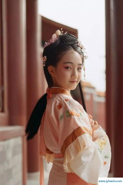 豆蔻年华是什么意思(以梦为马不负韶华是什么意思)