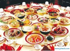 梦见宴席(梦见宴席好多人吃饭自己没吃)