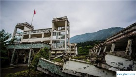 梦见楼房倒塌(梦见楼房倒塌自己和家人都安然无恙)