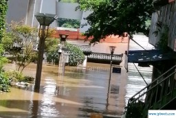 梦见河水上涨(梦见河水上涨我赶快跑)