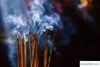 梦见上香(梦见上香的时候香断了)