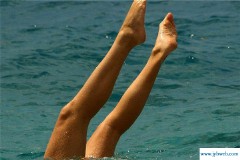 梦见自己掉进水里(梦见自己掉进水里了代表什么预兆)