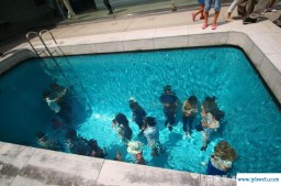 梦见游泳池(梦见游泳池有满满的水)