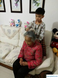 梦见别人给我梳头(梦见别人给我梳头打扮)