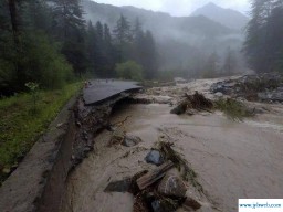 梦见泥石流(梦见泥石流把亲人埋了)