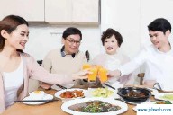 梦见别人请吃饭(梦见别人请吃饭喝酒)