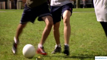 梦见踢足球(梦见踢足球射门球进了)