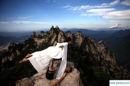 梦见站在悬崖边上(梦见站在悬崖边上撒尿)