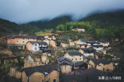 做梦梦见蛇缠身是什么预兆（ 女人做梦梦见蛇缠身是什么预兆 ）