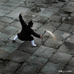 做梦梦见蛇缠身是什么预兆（ 女人做梦梦见蛇缠身是什么预兆 ）