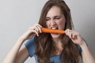 梦见牙齿脱落是凶兆吗（ 梦见自己用手拔掉牙齿 ）