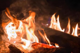 梦见大火烧房子火势很旺（ 梦见有人点火烧房子火好大 ）