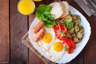 梦见蛇咬人自己的亲人（ 梦见自己儿子被蛇咬伤 ）