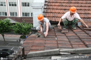 梦见屋顶漏水是什么意思（ 女人梦见天花板漏水很大 ）