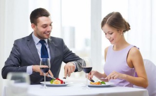 梦见吃大餐是什么预兆（ 梦见和别人一起吃丰盛的饭菜 ）