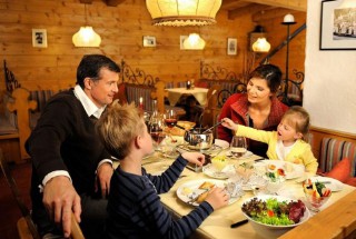 梦见吃大餐是什么预兆（ 梦见和别人一起吃丰盛的饭菜 ）