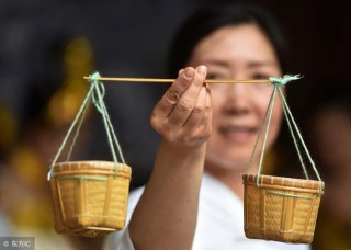 梦见去买衣服（ 女人梦见给自己挑选衣服 ）