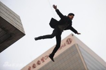 梦见朋友坠楼是什么意思（ 梦到好朋友坠楼还活着 ）