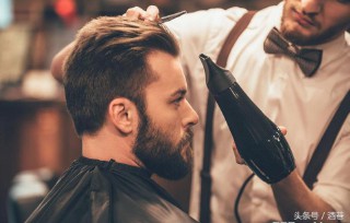 梦见自己给自己理发是什么意思（ 梦到自己理发了剪丑了 ）