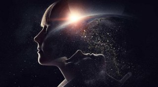 女人梦到被蛇咬脚是什么意思（女人梦见被蛇咬住脚不放）