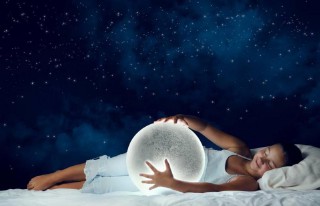 女人梦到被蛇咬脚是什么意思（女人梦见被蛇咬住脚不放）