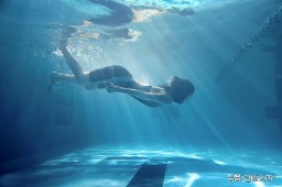 梦见自己掉进水里了代表什么预兆（ 梦见自己不小心落水又爬上来 ）