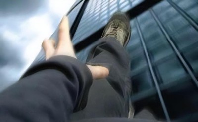 梦见自己从高楼主动跳下来（ 女人梦见从高处往下跳很稳 ）