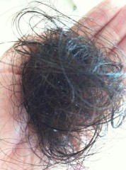 周公解梦梦见掉头发是什么意思（ 梦见自己掉头发吉兆 ）