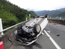 梦见开车翻车了是什么预兆（ 梦见开车翻车吓醒了 ）