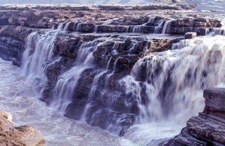 梦见下雨涨水是什么意思（ 梦见下大雨涨水怎么回事 ）
