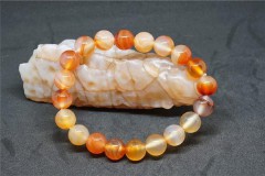 梦见玉镯碎了（女人梦见自己戴的玉镯碎了）